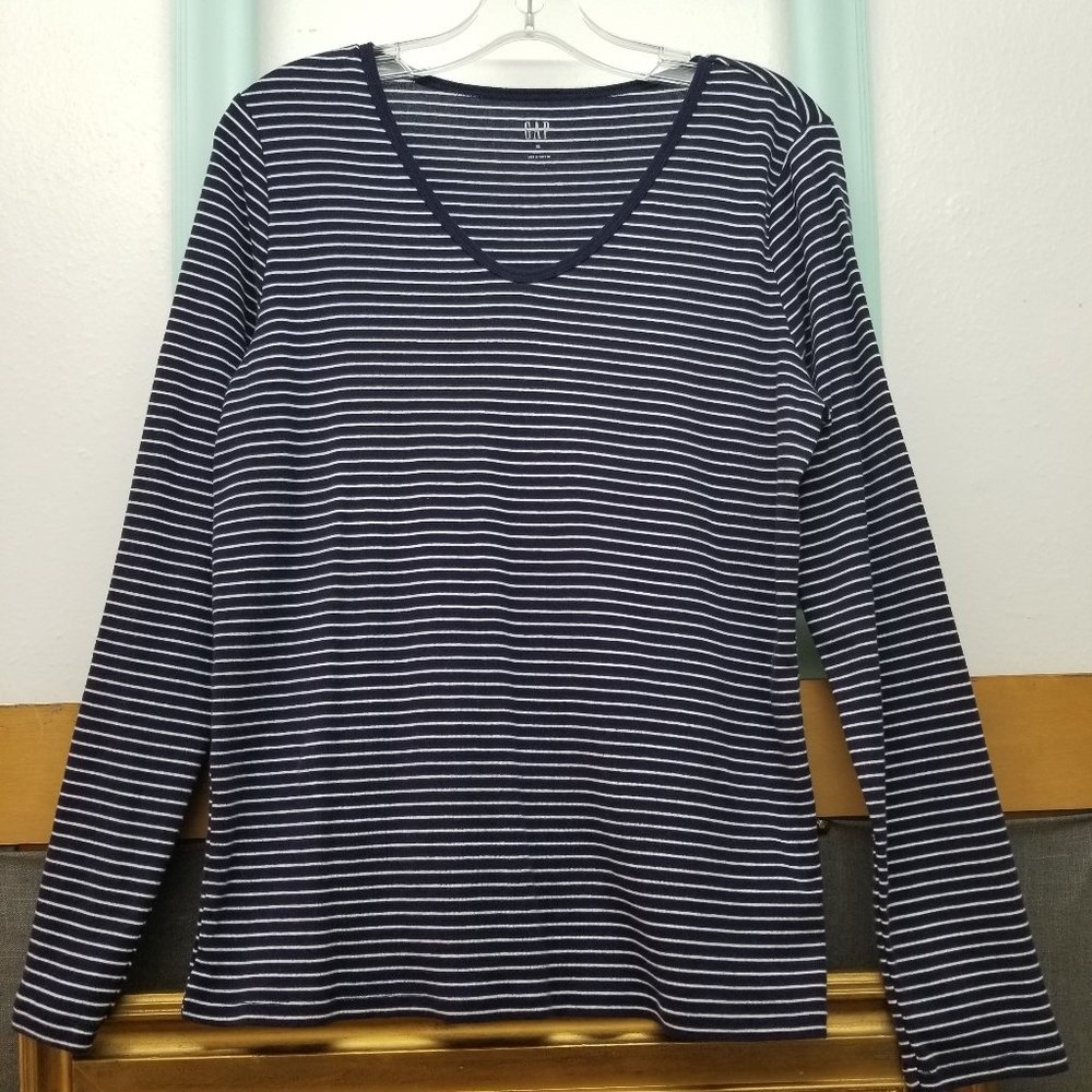 EUC Gap XL V-neck navy and white stripe long sleeve t shirt